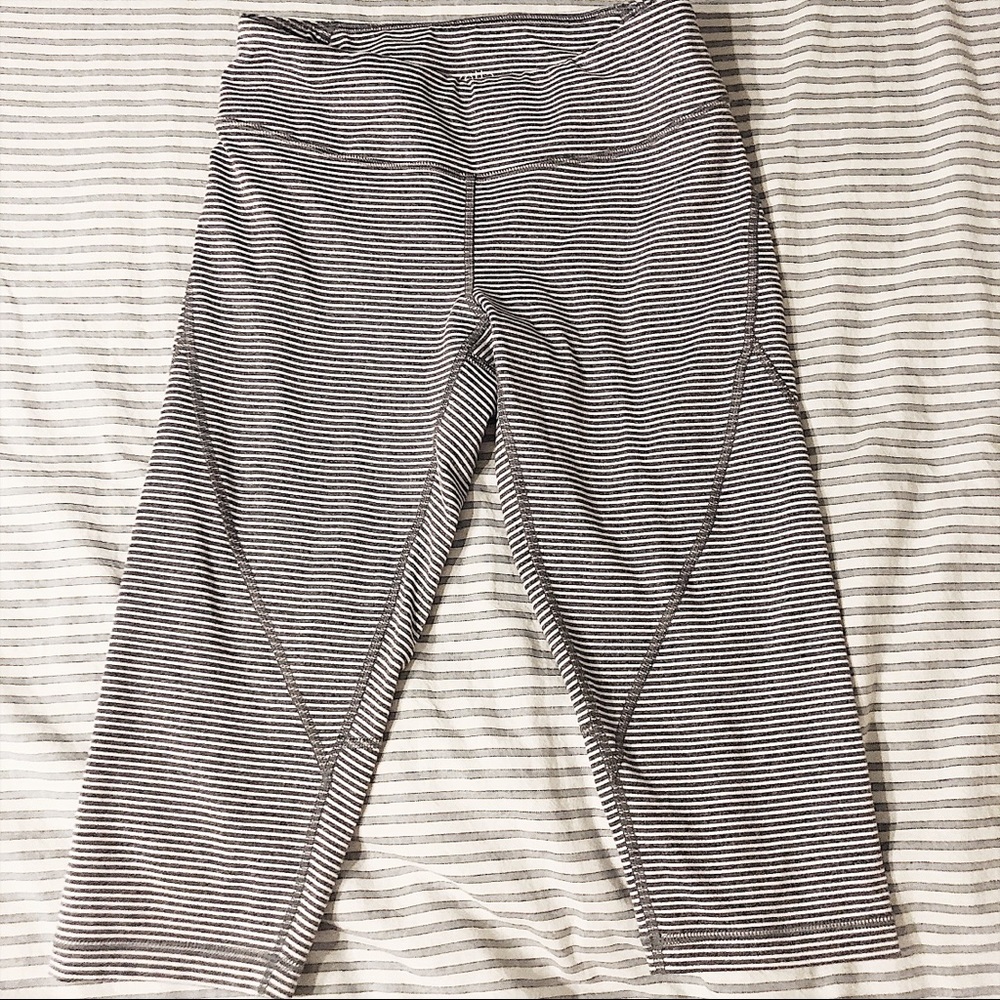 EUC cropped gray/white stripe Zella capris small